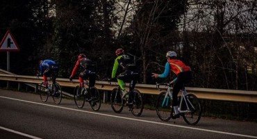 La DGT avisa: la nueva norma para adelantar a ciclistas que te puede hacer perder el carnet de conducir