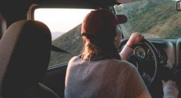 Estos son los peligros de conducir pegado al volante