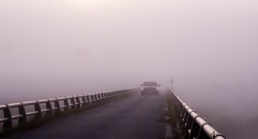 Cinco trucos para conducir seguro con niebla